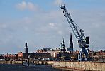 011_25896 | Blick vom Baakenkai in den Baakenhafen und zum stillgelegten Versmannkai; der Hafenkran wird zum Bungeespringen genutzt. Links der Turm der St. Michaeliskirche, dann die Katharinenkirche und der Kirchturm der St. Nikolaikirche.