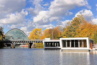 3104 Hochwasserbassin Hamburg Hammerbrook - Schwimmende Huser, Hausboote - wohnen auf dem Wasser. Im Hintergrund das Brogebude Berliner Bogen; Herbstbume, blauer Himmel - weisse Wolken. 
