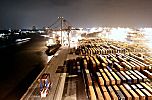 011_25877 | Nachtaufnahme; Blick ber das Container Terminal Burchard Kai; lks. die Elbe im Hintergrund das Hamburg Panorama.
