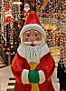 011_25871 | Schokoladen- weihnachtsmnner und Lichterketten hngen von der Decke in der Einkaufspassage am Gnsemarkt.