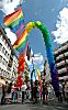 011_25857| die Spitze der Parade bilden  Regenbogenfahnen als dem Symbol der Homosexuellen Bewegung und Luftballonketten in den Farben des Regenbogen.