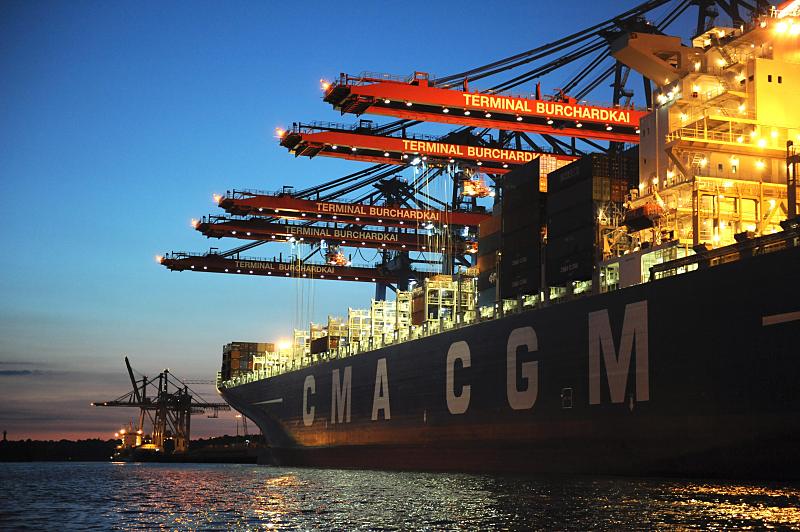 142_6193 | Im Hamburger Hafen wird Tag und Nacht gearbeitet. Ein grosses Containerschiff liegt im Durchschnitt nur 24 Stunden am Kai. Das 2010 fertiggestellte Containerschiff CMA CGM CALISTO hat eine Lnge von 364m und eine Breite von 45,6m. Der Containerriese kann 11 356 TEU Standartdcontainer transportieren. hamburg- fotograf.com