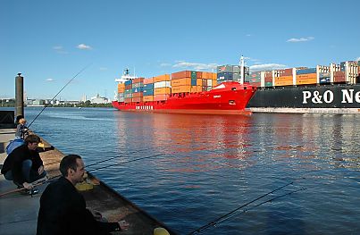011_25832 | zwei Containerschiffe treffen sich auf dem Khlbrand; Angler sitzen auf dem Anleger und warten auf einen guten Fang. 