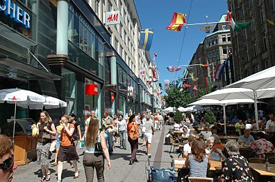 011_25820 | durch die Verkehrsberuhigung ist die Spitaler Strasse ein beliebter Treffpunkt zum Shopping und Schlendern; neben Strassencafes servieren auch  Restaurants ihre Mahlzeiten im Aussenbereich.