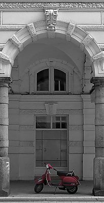 011_25823 | Sulenbogen der grnderzeitlichen Architektur in den Hamburger Colonnaden; ein roter Motorroller ist auf dem Brgersteig geparkt und verleiht dem ganzen einen sdlndischen Flair.