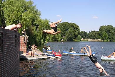 011_25804 | Sommer in Hamburg: Kopfsprung und Salto in den Stadtparksee; Kanus liegen an der Anlegestelle.