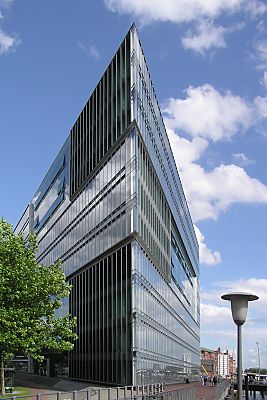011_25800 | moderne Architektur Hamburg, Brohaus am Deichtor ( Architekten Bothe, Richter, Teherani / BRT); Strassenlampe / Wegbeleuchtung im Stil der 60er Jahre.
