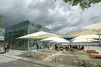 011_25801 | Glas - Pavillon am Jungfernstieg,  Architekt Andr Poitiers - Strassencaf mit Sonnenschirm an der Binnen-Alster.