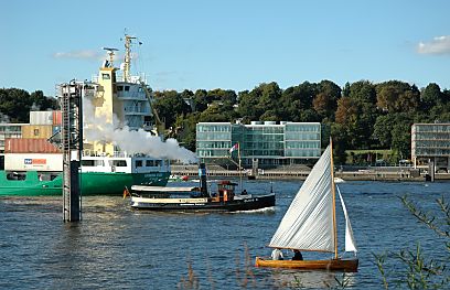 011_25802 | Blick ber die Elbe nach Neumhlen; ein Container Schiff verlsst den Hamburger Hafen, der historische Hafenschlepper Woltman hat den Oevelgoenner Museumshafen verlassen und dampft elbaufwrts Richtung Hamburg.