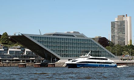 011_25803 | Elb-Architektur - Dockland bei Hamburg Neumhlen, Architektenbro Bothe, Richter, Teherani; die moderne Katamaran - Fhre fhrt auf der Elbe Richtung Stade. 