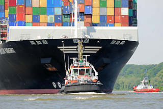 2455 Das Containerschiff CMA CGM MARGRIT luft auf der Elbe in den Hamburger Hafen ein - ein Schlepper untersttzt das 366m lange und 48m breite Frachtschiff beim Manver