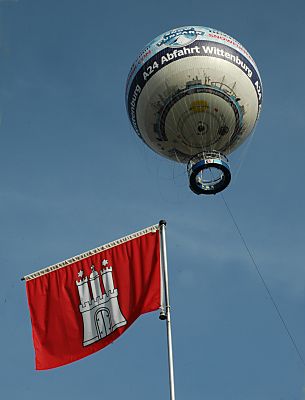 011_25905 | vom Ballon aus hat der Tourist und Hamburgbesucher einen weiten Blick ber die Stadt; im Vordergrund die Hamburg Fahne im blauen Himmel. 