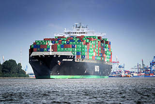 4057 Das Frachtschiff HATSU COURAGE luft mit Containern hoch beladen aus dem Hamburger Hafen aus; das Frachtschiff hat eine Lnge von 334 m und kann 8073 Container TEU transportieren. 
