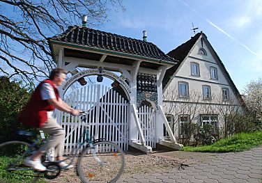 011_25925 | im Frhling machen viele Hamburger eine Fahrradtour durch das Alte Land, um die alten Bauernhuser und die Kirschblte oder Apfelblte in einem der grssten Obstanbaugebiete Europas zu bewundern.