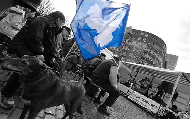 011_25933 |  die blaue Fahne mit der weissen Friedenstaube bei der Abschlusskundgebung vom Hamburger Ostermarsch auf dem Grossneumarkt. 