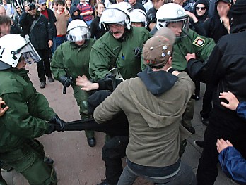 011_25938 |mit einigen Demonstranten kommt es zur Auseinandersetzung mit der Polizei.