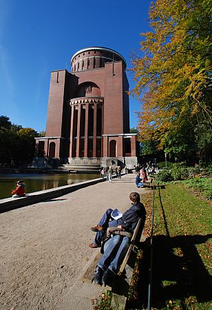 011_25981 | Ruhepause in der Herbstsonne auf einer Bank beim Planetarium, dem ehemaligen Wasserturm im Winterhuder Stadtpark.