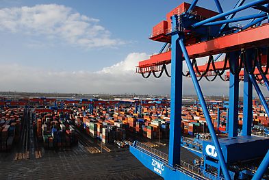 011_25986 |  Blick ber das Container Terminal Altenwerder im Hamburger Hafen; rechts ein Ausschnitt einer Containerbrcke auf die Container - Lagerflche des Terminals. 