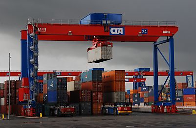 011_25987 | ein vollautomatischer Container Carrier transportiert einen angelandeten Container an seinen Lagerplatz. 