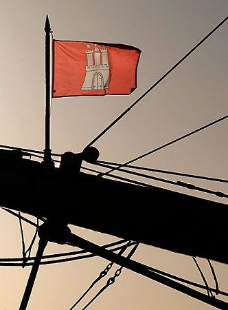 011_25994 | die Flagge Hamburgs am Bugspriet des Museumsschiffs Rickmer Rickmers an den Vorsetzen im Hamburger Hafen.