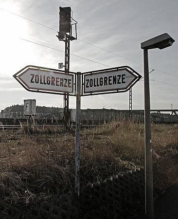 011_25604 | zwei Schilder der Grenze zum Hamburger Freihafen - im Hintergrund Wohnhuser vom Stadtteil Hamburg-Veddel.