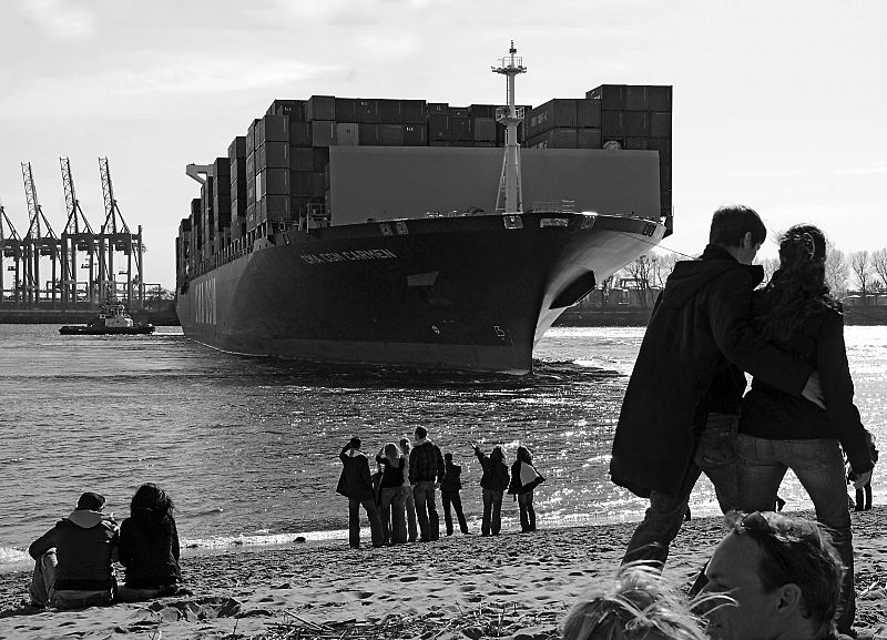 011_26015 |  die CMA CGM Carmen auf der Elbe vor der Strandperle - das riesige Schiff wendet auf der Elbe; das 2006 gebaute Containerschiff kann ca. 8500 Container an Bord nehmen; es hat eine Lnge von ca. 330 m und eine Breite von ca. 42m. Im Hamburger Hafen wurden z.B. 2007 fast 10 Mio. TEU umgeschlagen, das sind ca. 140 Millionen Tonnen an Warenumschlag. ( TEU = Standartcontainer Twenty feet Equivalent Unit ) www.fotograf-hamburg.de