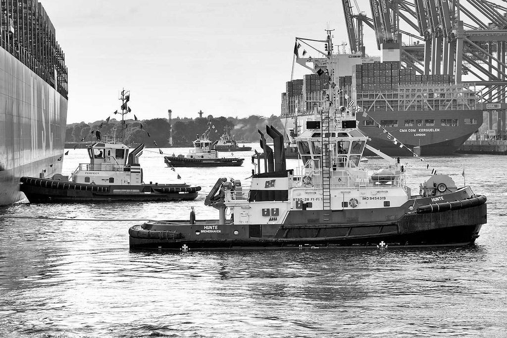 6780 Schlepper im Hamburger Hafen - Hafenbecken Waltershofer Hafen; drei Schlepper untersttzen das Containerschiff ZOE beim Anlegemanver. Das Containerschiff CMA CGTM KERGUELEN legt im Hintergrund vom Containerterminal Burchardkai ab.