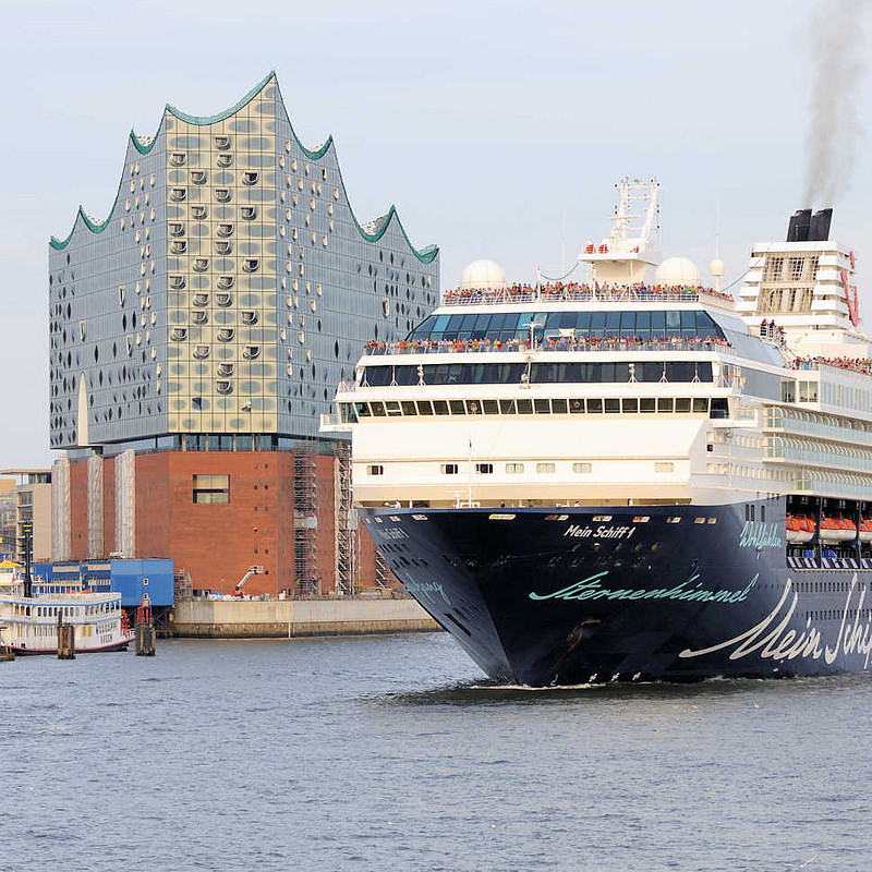 6838 Das Kreuzfahrtschiff, Passagierschiff MEIN SCHIFF 1 verlsst Hamburg - lks. die Elbphilharmonie in der Hafencity.