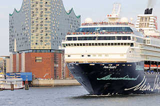 6838 Das Kreuzfahrtschiff, Passagierschiff MEIN SCHIFF 1 verlsst Hamburg - lks. die Elbphilharmonie in der Hafencity.