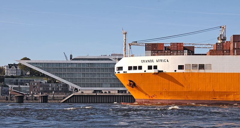 87-6814 |  Der Frachter GRANDE AFRICA verlsst den Hamburger Hafen - das 214m lange und 32m breite Schiff passiert gerade die moderne Architektur des Brogebudes an der Elbe bei Hamburg Neumhlen. www.fotograf- hamburg.de 