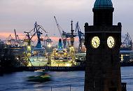 101_4525 | Blick von den St. Pauli Landungsbrcken ber die Elbe zum Blohm + Voss Dock Elbe 17. Die beiden Passagierschiffe AMADEA und ALBATROSS haben fr Wartungsarbeiten in der Hamburger Werft eingedockt. Die Schiffe sind hell angestrahlt - es wird auch nachts an ihnen gearbeitet. Im Vordergrund der Uhrturm / Pegelturm; die Zifferbltter sind erleuchtet.