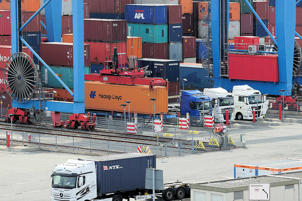 8240 Sattelschlepper / LKW stehen unter dem Portalkran auf dem Gelnde vom Hamburger Container Terminal Altenwerder.