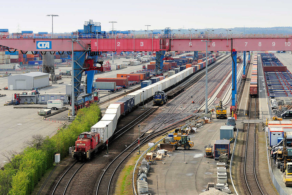 8285 Blick ber den Containerbahnhof auf dem Containerterminal Hamburg Altenwerder - ein Portalkran erstreckt sich ber die Gleise.