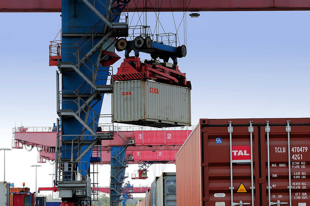 8380 Die Ladung eines Containerzugs wird im Containerbahnhof Hamburg Altenwerder gelscht - einer der Container wird mit einem Portalkran vom Gterwaggon zum Sattelauflieger transportiert.