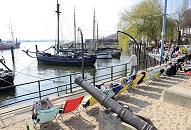 122_1753 | Fast alle Liegesthle am Museumshafen sind besetzt, die historischen Boote sind wieder fr die nchste Wassersaison hergerichtet.