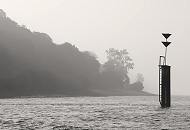 126_3912 | Morgennebel liegt ber dem Elbufer Hhe Hamburg Othmarschen - rechts ein Schifffahrtszeichen, das eine Gefahrenstelle kennzeichnet.