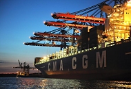 142_6193 | Im Hamburger Hafen wird Tag und Nacht gearbeitet. Ein grosses Containerschiff liegt im Durchschnitt nur 24 Stunden am Kai. Das 2010 fertiggestellte Containerschiff CMA CGM CALISTO hat eine Lnge von 364m und eine Breite von 45,6m. Der Containerriese kann 11 356 TEU Standartdcontainer transportieren.