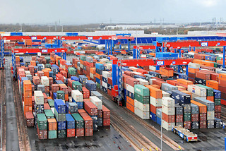 2252 Blick ber das Hamburger Containerterminal Altenwerder. Die gestapelten Container warten im Containerlager auf ihren Transport.