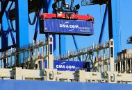2078_1068-b Entladung des Containerfrachters CMA CGM CHRISTOPHE COLOMB im Hamburger Hafen. Das Schiff liegt am Kai des HHLA Terminals Burchardkai - eine der vielen Container wird mit dem Containerkran an Land gebracht. Bei Containerschiffen wird die Lade- bzw. Stellplatzkapazitt in Anzahl der Container angegeben. Maeinheit ist die TEU (Twenty-foot Equivalent Unit). Damit ist ein Standard-Container von 20 Fu Lnge gemeint. Ein Containerschiff mit 6.000 TEU verfgt also ber Stellpltze fr 6.000 20-Fu-Container, bei optimaler Verteilung der Gewichte der einzelnen Container.
