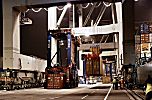 011_25880 | der Portalhubstapelwagen nimmt einen Container auf whrend ein weiterer Container vom Containerschiff entladen wird.