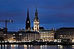 011_25846 | Blick ber die Binnenalster bei Nacht auf die Hamburger Innenstadt; das beleuchtete Rathaus Hamburg, daneben der Turm der St. Nikolaikirche - Mahnmal.