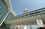 011_25847| berquerung der Karolinenstrasse zu den Messehallen der Hamburg Messe; im Hintergrund der Hamburger Fernsehturm, der offiziell Heinrich Hertz Turm heit, im Volksmund auch Telemichel genannt wird; er ist eines der Wahrzeichen von Hamburg.