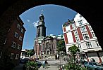 011_25848 | Die St. Michaeliskirche, kurz Michel genannt, wurde von 1641-1661 erbaut, 1750 durch Brand zerstrt; 1762  aufgebaut; 1906 wieder durch Brand zerstrt u. 1912 neu eingeweiht. Der Kirchturm gilt als das Wahrzeichen Hamburgs; betrachtet durch den Torbogen der Wohngebude der Schiffszimmerergenossenschaft.