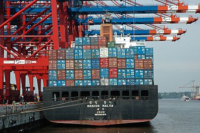 011_25841 | ein Containerschiff liegt vertut am Kai - das Schiffsheck ist hochbeladen mit Containern. Mit Ladekrnen werden die Container vom Schiff entladen. 