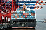 011_25841 | ein Containerschiff liegt vertut am Kai - das Schiffsheck ist hochbeladen mit Containern. Mit Ladekrnen werden die Container vom Schiff entladen.
