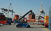 011_25842 | der Hamburger Hafen, ein moderner Gterumschlagsplatz; gestapelte Container; Containerbrcken mit Laufkatze, ein Carrier mit quergestellten Rdern transportiert seine Fracht sowie ein LKW mit Container-Ladung.