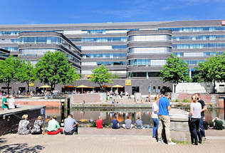 8230 Uferpromenade am Mittelkanal im Hamburger Stadteil Hammerbrook - Mittagspause in der City Süd. Verwaltungsgebäude der Deutschen Bahn / DB.
