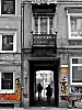 011_25837 | Toreinfahrt in Hamburg St. Pauli; Grnderzeit Architektur - Balkon mit Eisengelnder; Grafitti und Verbotsschilder an der Hauswand.