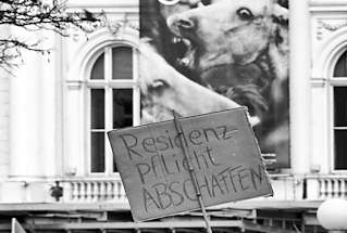 8230 Demonstration für das Bleiberecht der Lampedusa-Flüchtlinge in Hamburg - handgeschriebenes Schild, Residenzpflicht abschaffen - im Hintergrund das Schauspielhaus