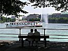 011_25827 | ein Ehepaar sitzt vertraut auf einer Bank an der Binnenalster mit Blick Richtung Ballindamm; ein Alsterschiff fhrt zum Anleger Jungfernstieg.